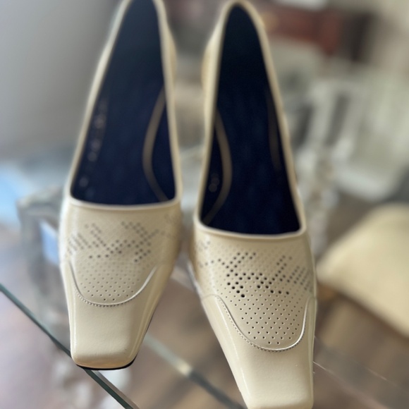 Authentic BRAND New BURBERRY Women Ivory CHISEL Leather Pumps Square Toe Heels - Picture 2 of 7